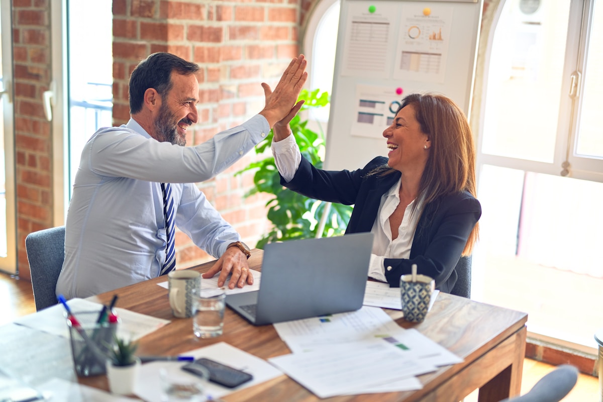 Reunião de consultoria de marketing industrial: estrategista e gestor de indústria analisando resultados
